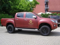 D-MAX Premium in matt rot metallic foliert mit "Black Rhin" Fahrwerk